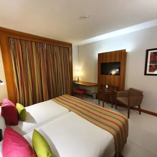 Standardna dvoposteljna soba z lesenim pohištvom