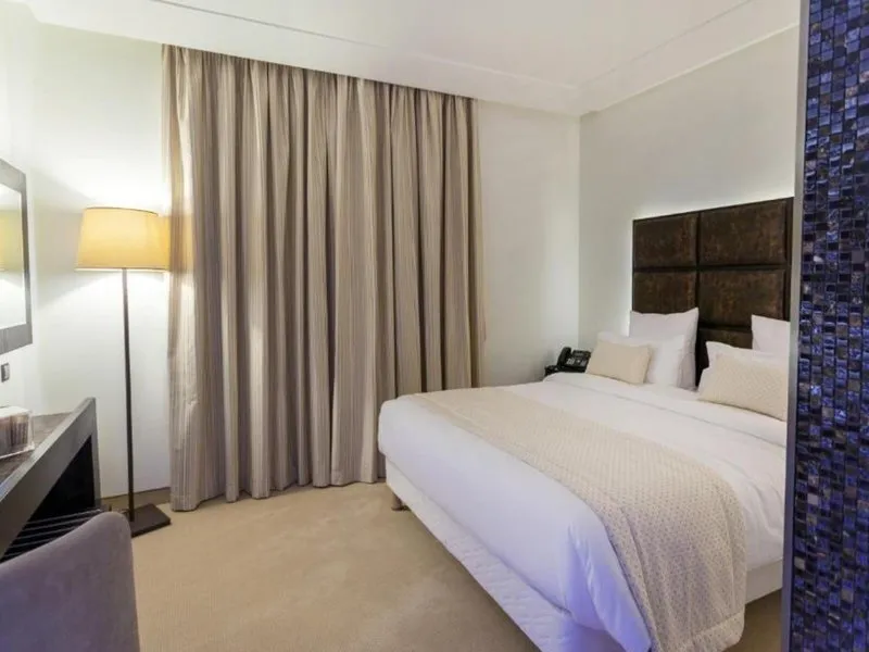 Udobna spalnica z veliko zakonsko posteljo