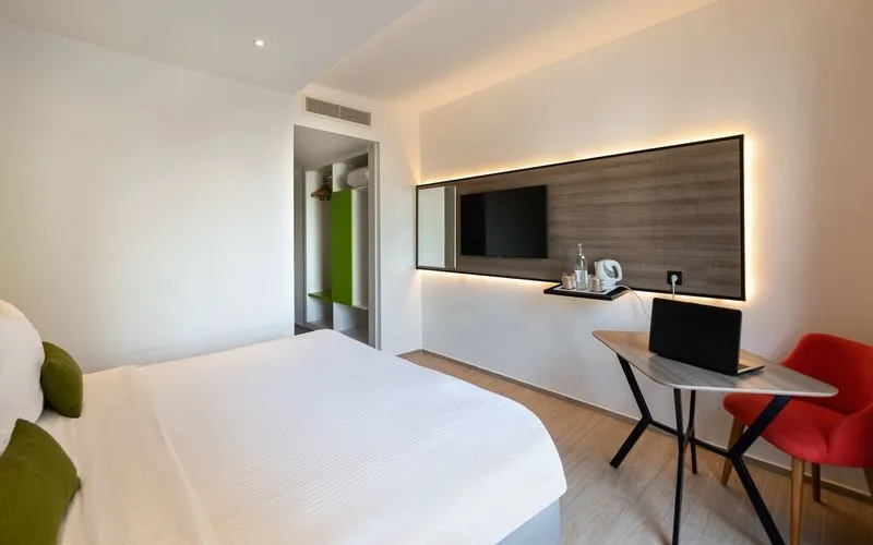 Moderna hotelska soba z zakonsko posteljo