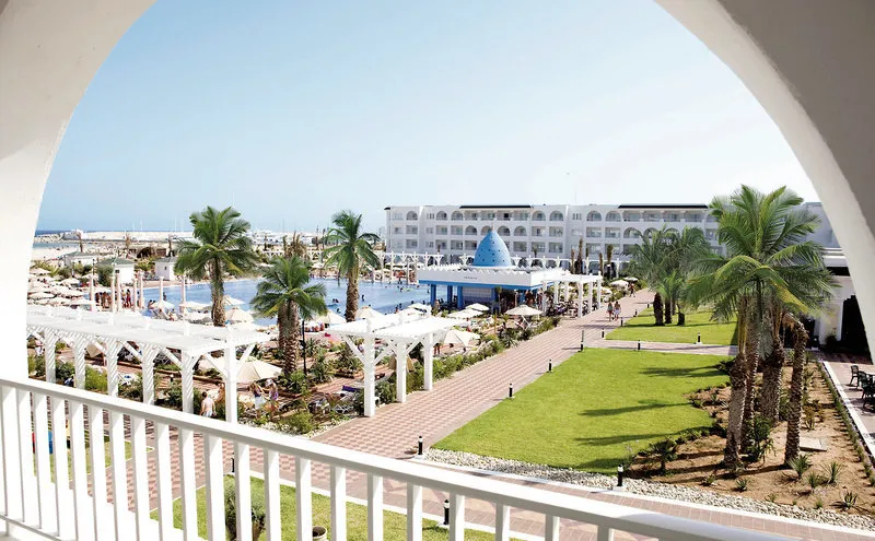 Pogled z balkona na bazen in belo arhitekturo hotela Concorde Marco Polo