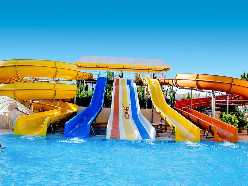 Adrenalinski vodni tobogani v hotelskem parku