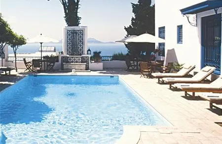 Zunanji bazen s panoramskim razgledom na morje