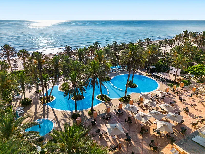 Pogled iz zraka na resort in peščeno obalo