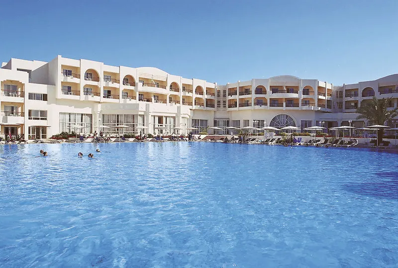 Velik zunanji bazen hotela El Mouradi Gammarth pod modrim nebom