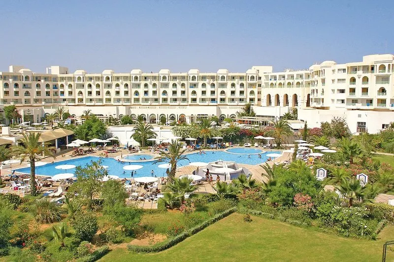 Pogled na hotelski kompleks in bazene iz zraka