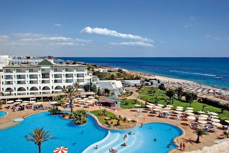 Pogled na bazen in peščeno plažo hotela El Mouradi Palm Marina