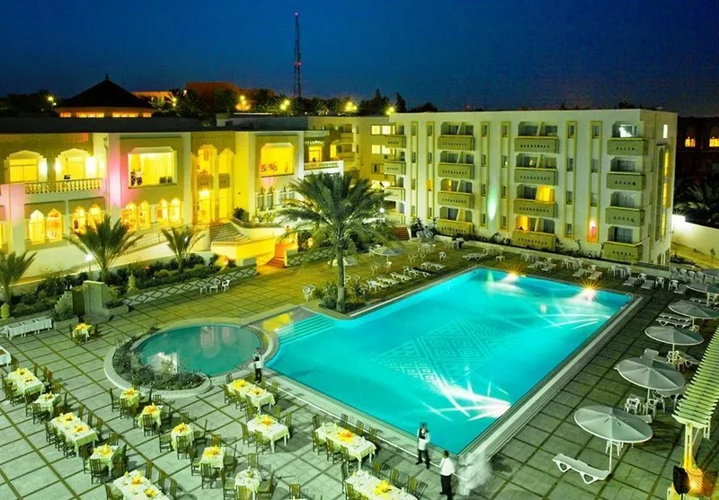 Osvetljen bazen v večernih urah