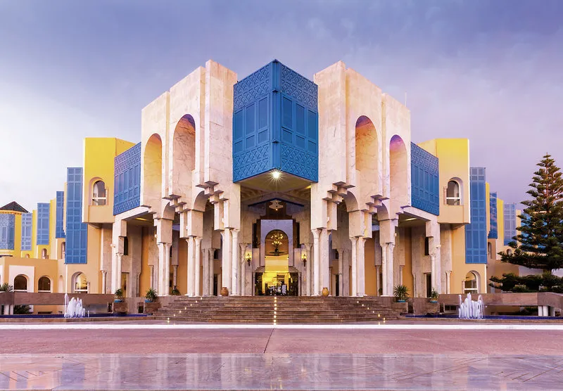 Veličastna arhitektura vhoda v hotel Hasdrubal