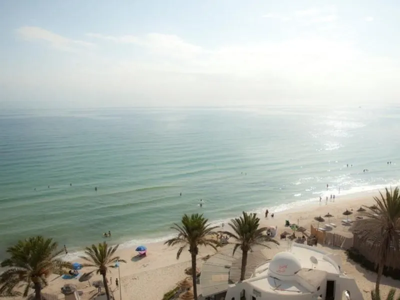 Zračni posnetek turkiznega morja in plaže
