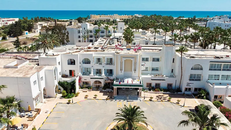 Zračni posnetek hotela Nesrine v Hammametu s pogledom na morje