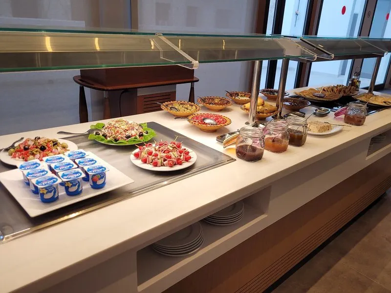 Samopostrežni bife z zajtrkom v hotelu Tiba