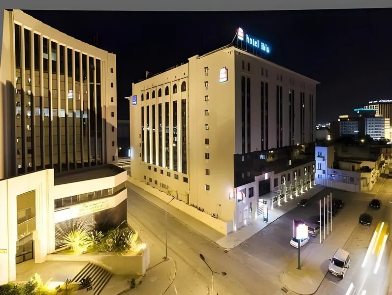 Nočni pogled na osvetljeno zunanjost hotela ibis Tunis