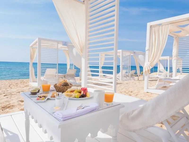 Luksuzen zajtrk na plaži v zasebni kabani