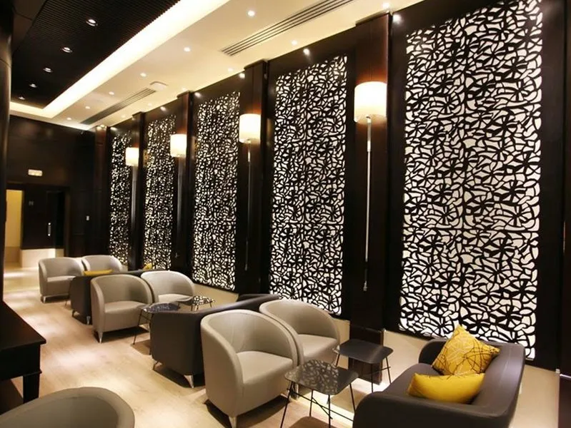 Razkošen hodnik z dekorativnimi stenskimi paneli