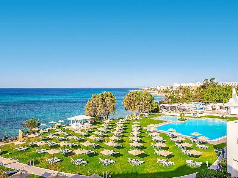 Pogled na bazen in turkizno morje v ozadju