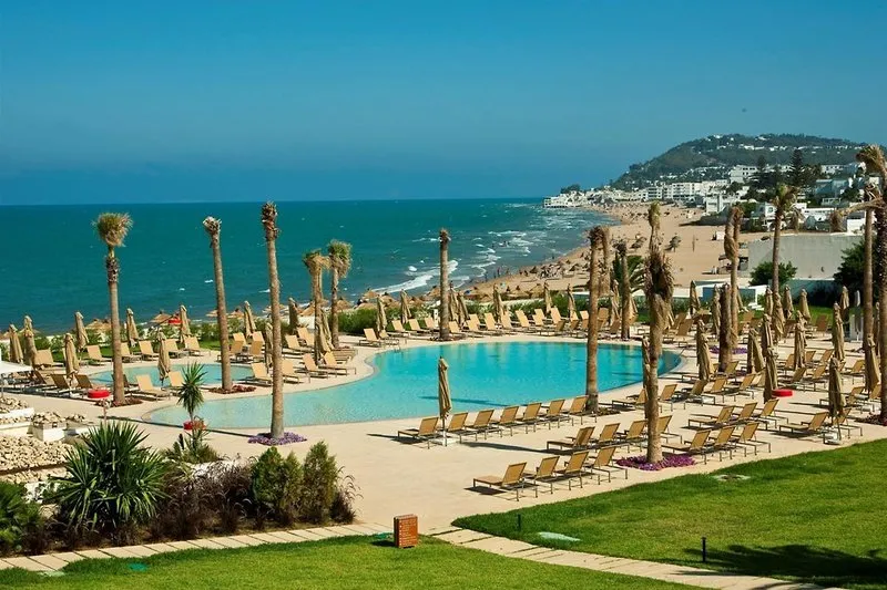 Glavni zunanji bazen s palmami in pogledom na zaliv