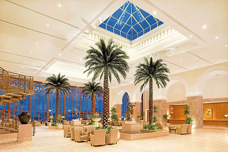 Razkošen lobi s palmami in stekleno streho