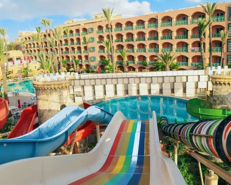 Barviti tobogani v hotelskem vodnem parku