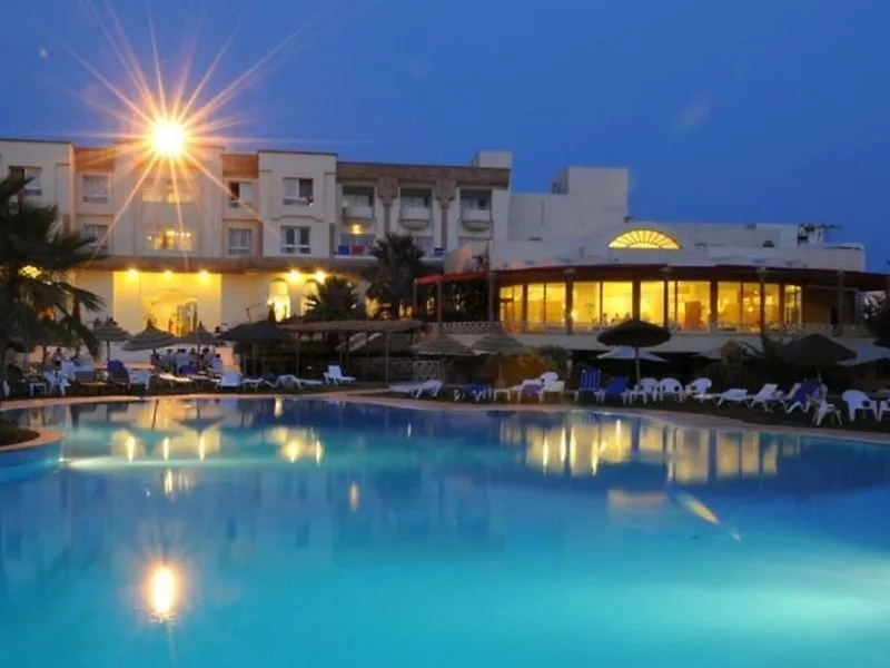 Osvetljen zunanji bazen hotela Marina Palace zvečer