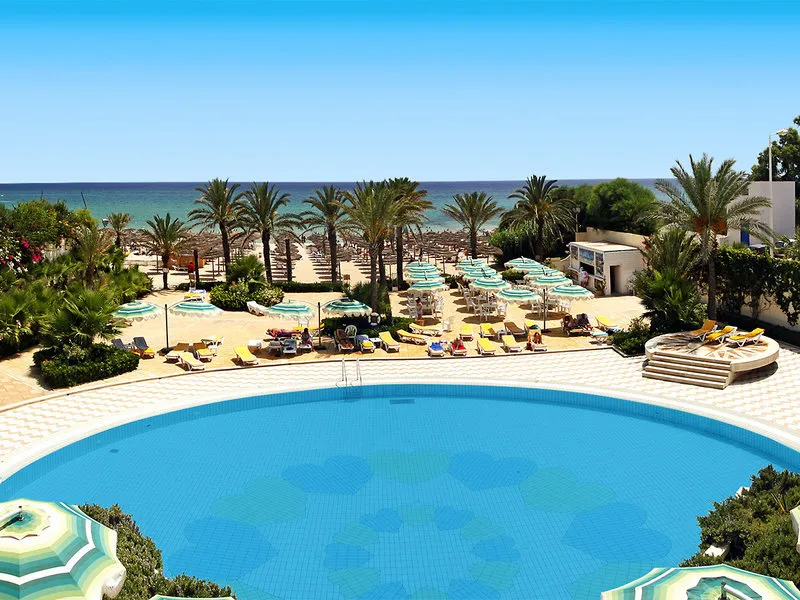 Pogled na hotelski kompleks in bazen z morske strani