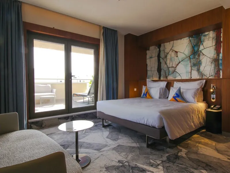 Prostorna soba z zakonsko posteljo in izhodom na balkon