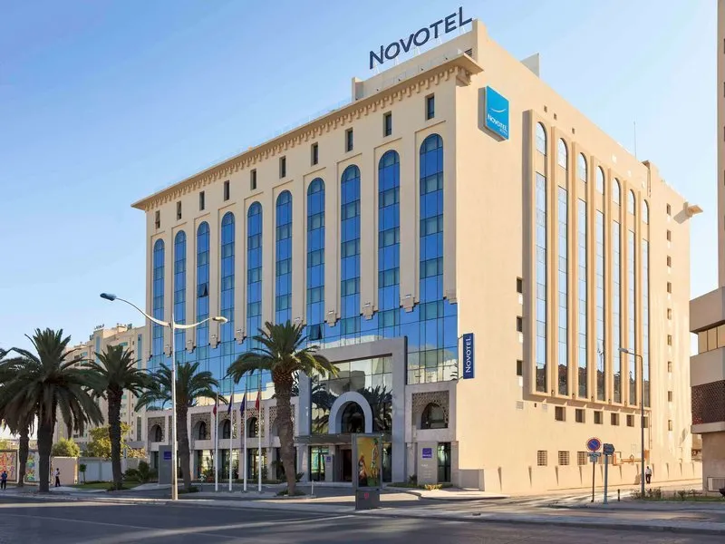 Zunanjost hotela Novotel Tunis s sodobno arhitekturo