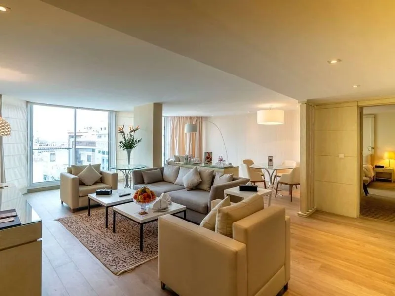 Prostorna dnevna soba v hotelski suiti