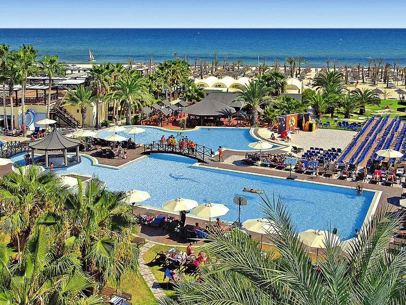 Pogled iz zraka na bazenski kompleks in hotelske zgradbe