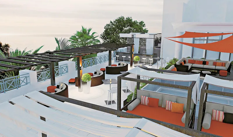 Elegantna strešna terasa z udobnimi ležalniki