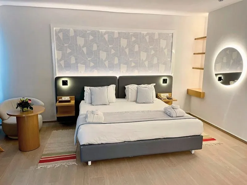 Moderna in prostorna spalnica v hotelu