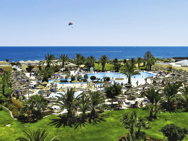 Pogled iz zraka na bazenski kompleks in plažo