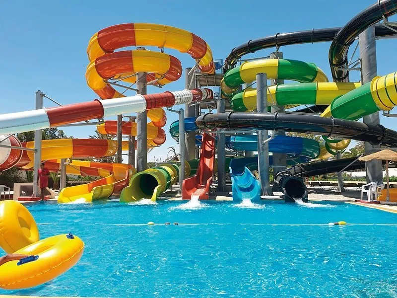 Barvit akvapark s številnimi tobogani in bazenom