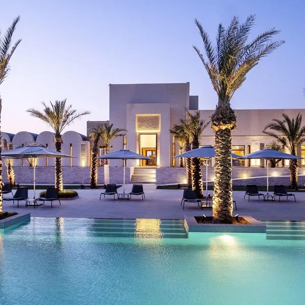 Glavni zunanji bazen resorta The Residence Douz ob sončnem zahodu