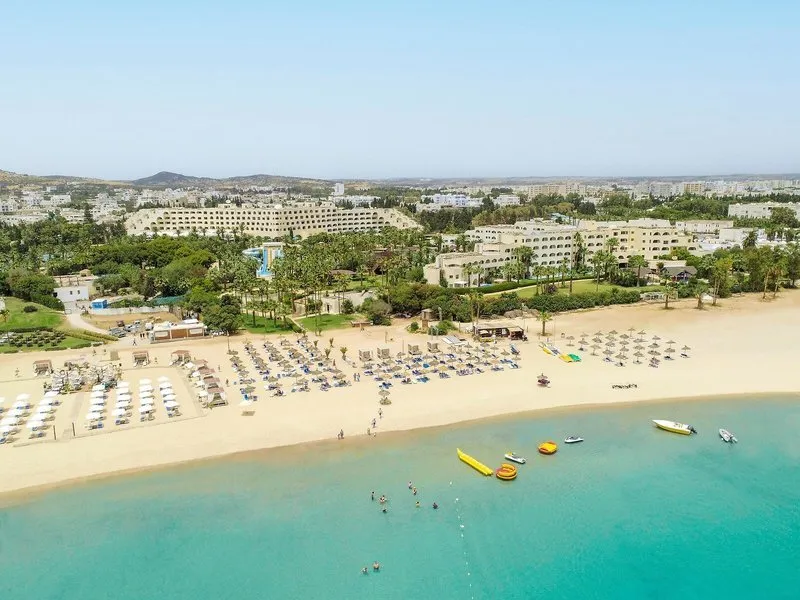Zračni posnetek hotela TUI BLUE Manar in peščene plaže